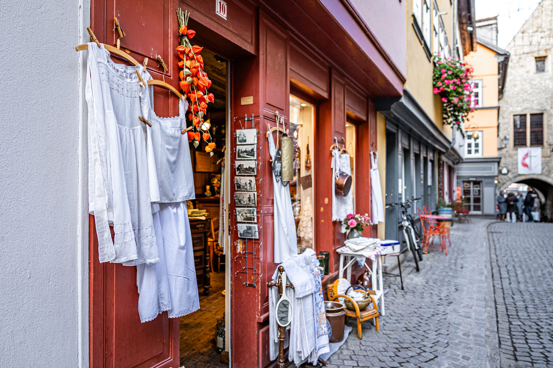 Ladeneingang an der Krämerbrücke Erfurt mit Vitrine und historischen Textilien