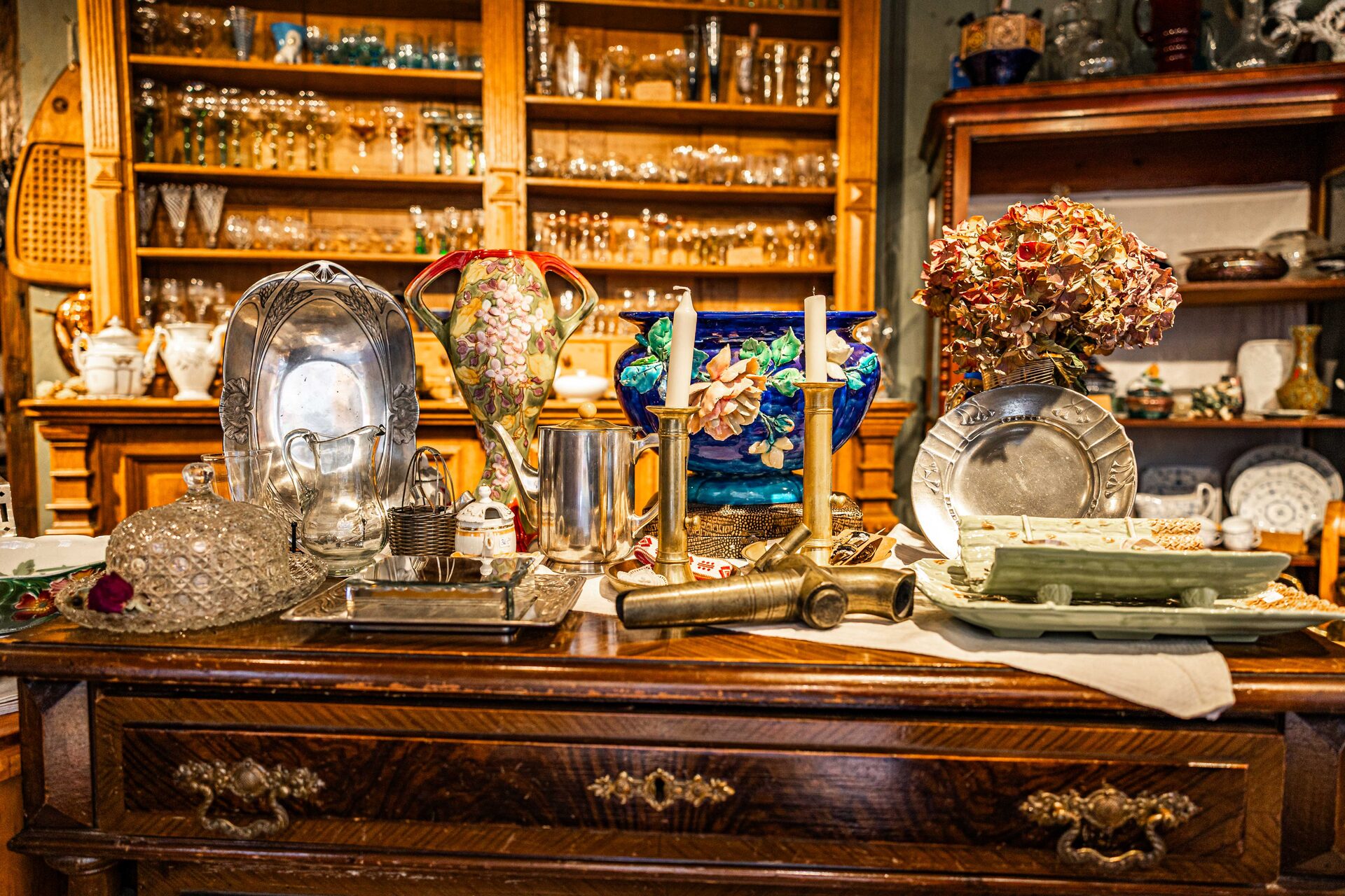 Detail einer historischen Kommode mit Silberbeschlägen