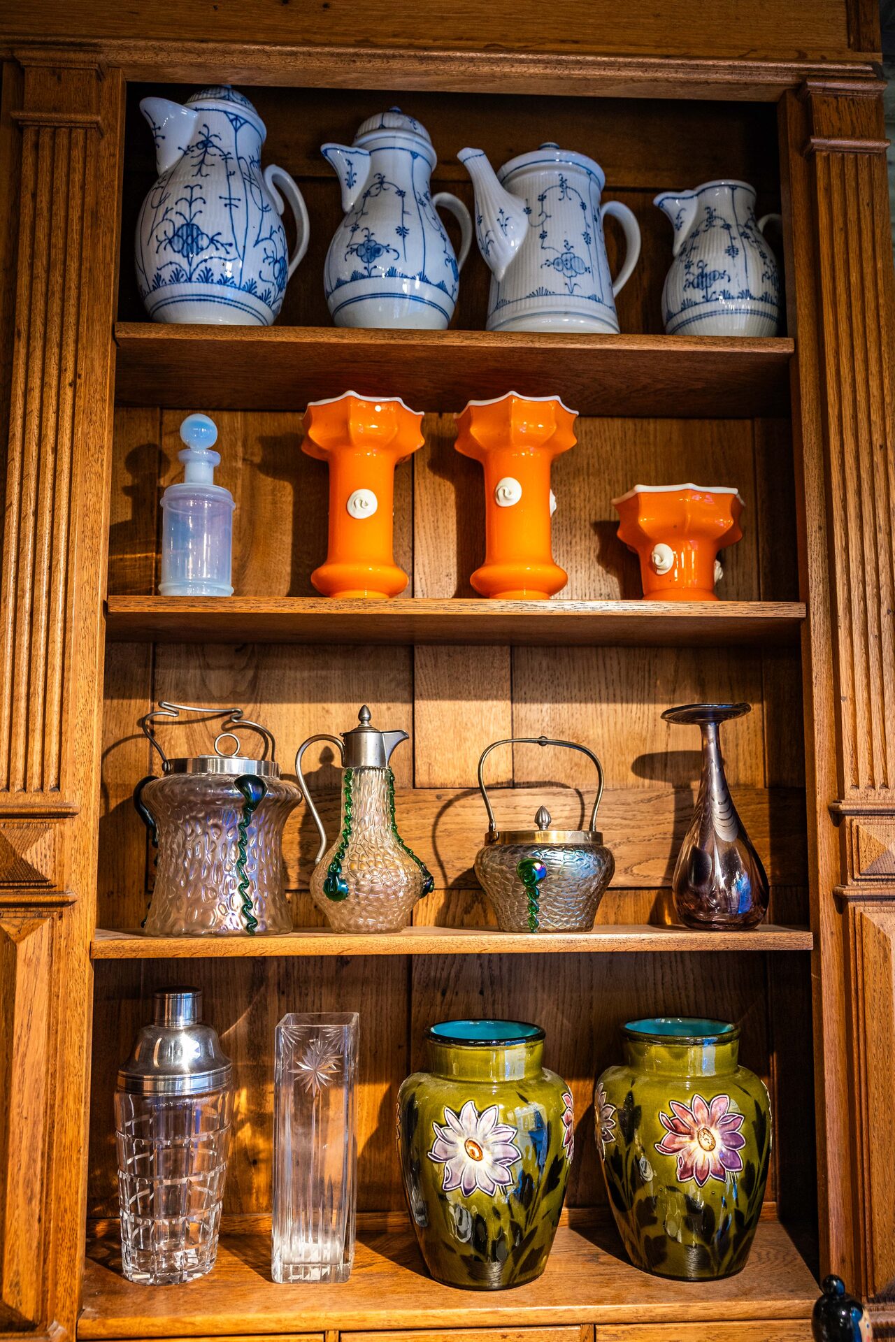 Detail eines historischen Ausstellungsstücks im Antiquitätengeschäft